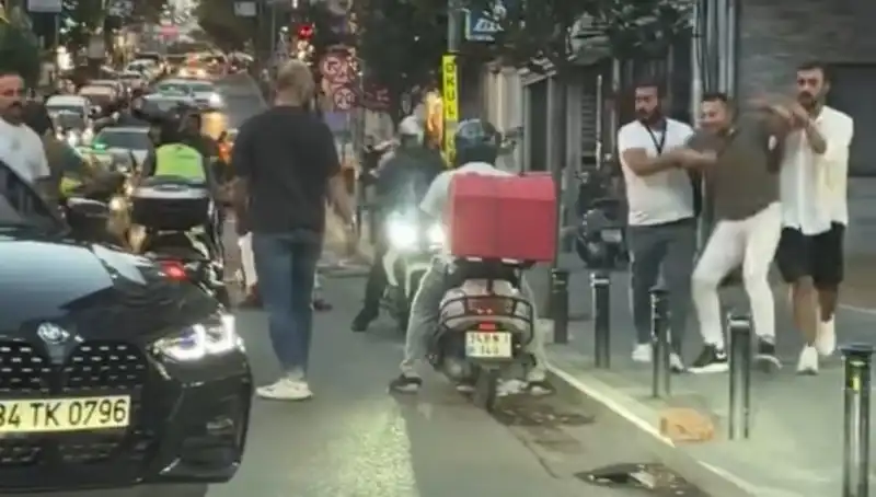 Nişantaşı’nda Yol Verme Kavgası: Kadını Sopayla Takip Eden Adam Gözaltına Alındı