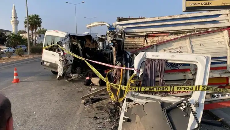 Mersin'de Tatil Yolunda Meydana Gelen Feci Kaza: İki Can Aldı, On Yaralı