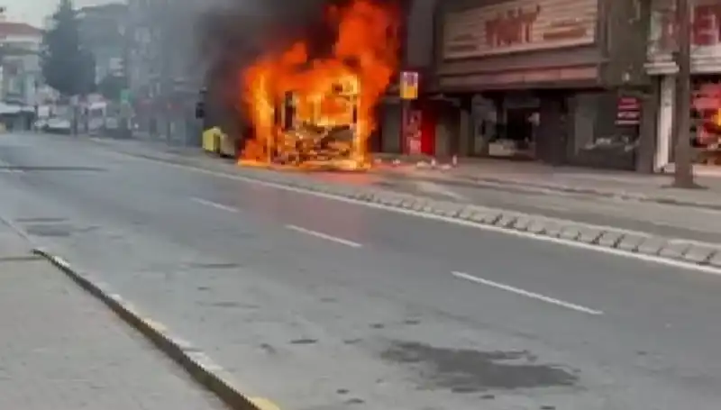 Ümraniye'de Korkutan Yangın: Bir Anda Alevler İçinde Kaldı