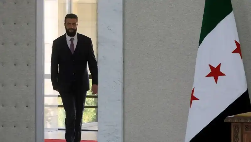 Paris'te Gerçekleşen Şara-Macron Zirvesinin Kazanımları ve Yeni Suriye Planı