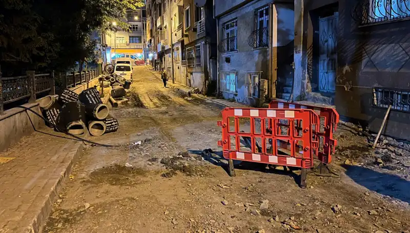 Bayrampaşa'da Altyapı Çalışmalarında Patlayan Rögar Kapağı, İtfaiyeyi Harekete Geçirdi!