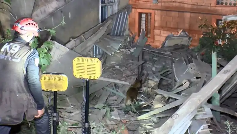 İstanbul’da Deprem Sonrası Çöken Bina, Umutları Yıktı: Hayatını Kaybedenler Var mı?