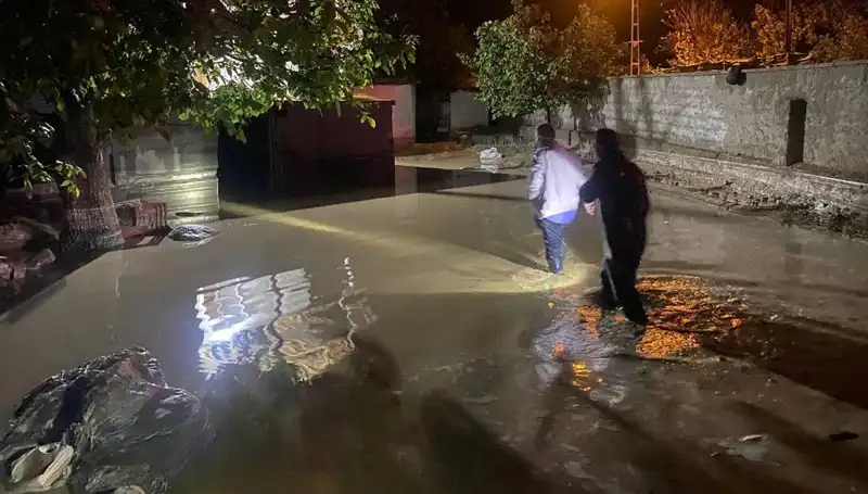 20 Dakikada Gelen Yağmur, İki Sokağı Su Altında Bıraktı!