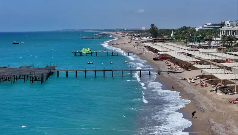 Antalya Sahillerinde Güneşli Hava, Turizmde Rekor Beklentileri Artırıyor