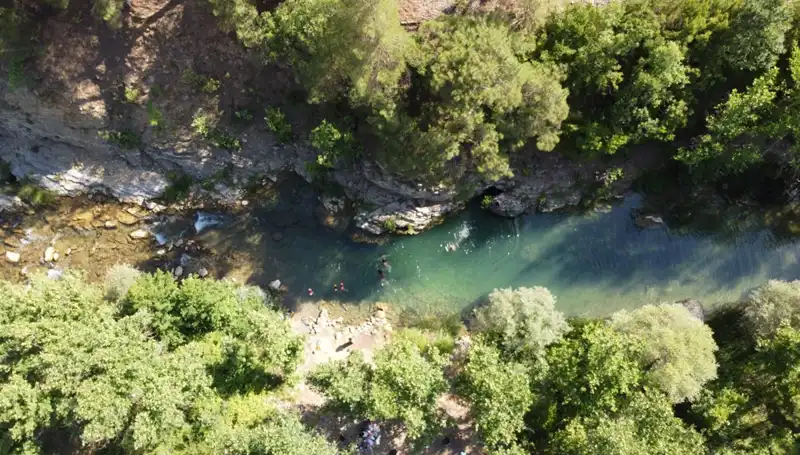 Adana’da Nem Dalgası! Yaylacılar Kaynak Sularında Buluştu