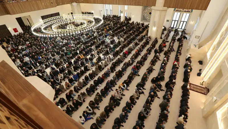 4 Nisan 2025 Cuma Namazı Saatleri: İstanbul, Ankara ve İzmir'de Kılınacak Anlar