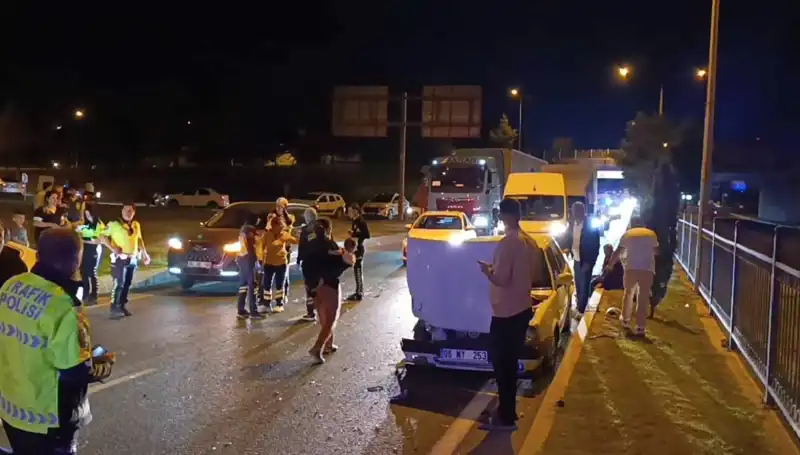 Otoyolda Yapılan Kuralsız Geri Dönüş Kazası: İkisi Çocuk Dört Yaralı