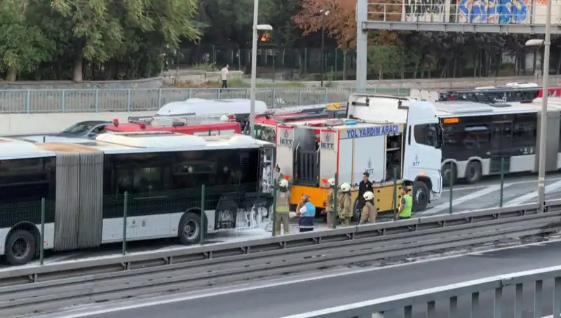 İstanbul'da Metrobüs Yangını: Trafikte Ciddi Aksamalar Yaşanıyor!