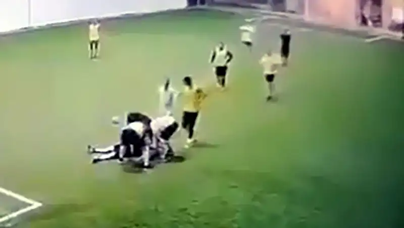 Adana'da Halı Sahada Yaşanan Koruyucu Acı: 3 Çocuk Babası Hayatını Kaybetti