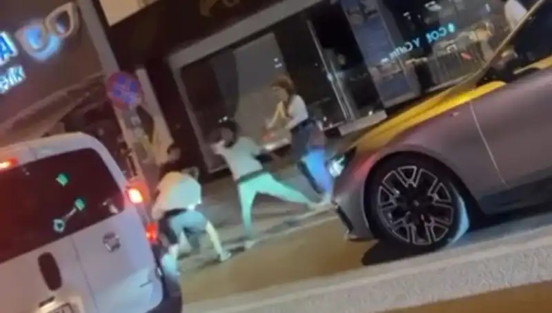 Cadde Boks Ringine Döndü: Şehirde Yumruklar Havada Uçuştu!