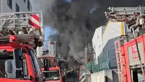 Tuzla'daki Fabrika Yangını: Güvenlik Ekipleri Yangını Kontrol Altına Aldı