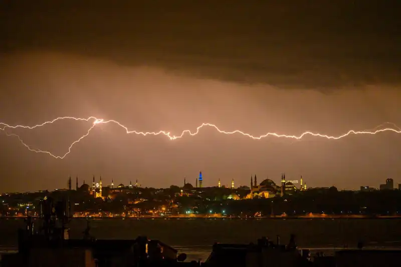 İstanbul'da Sıcaklık 22 Derece Birden Düşüyor! Kar Yağışı Bekleniyor