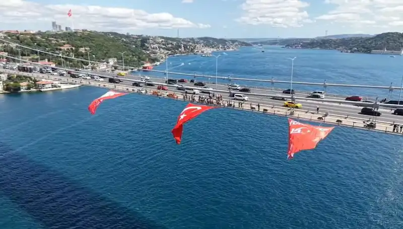 Tarihe Geçen An: Dev Türk Bayrağı Köprüye Asıldı