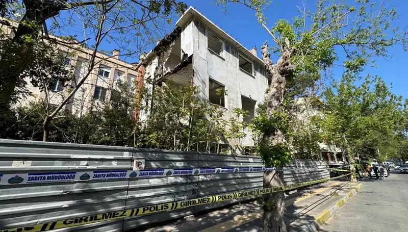 Bakırköy'de Depremle Çöken Metruk Bina, Korku Dolu Anlar Yaratı