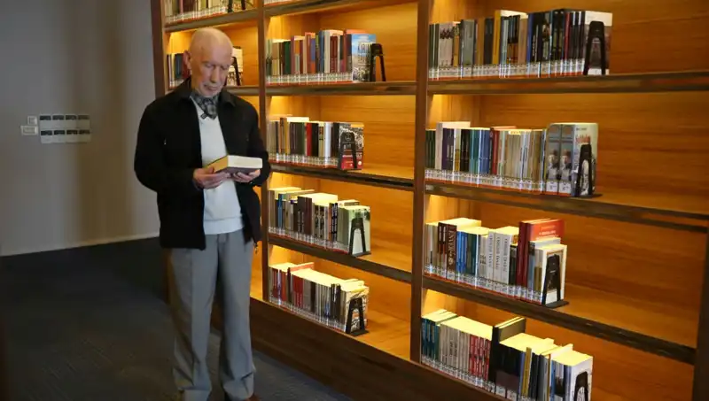 71 Yıldır Sabahları Kitap Okumasıyla Uyanan Adamın Hikayesi
