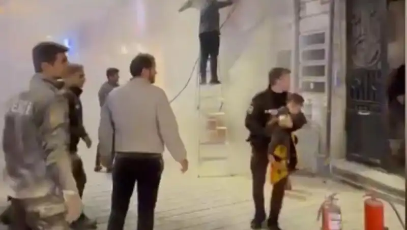 Beyoğlu'ndaki Büfede Yaşanan Yangında Mahsur Kalan Çocuk Kurtarıldı
