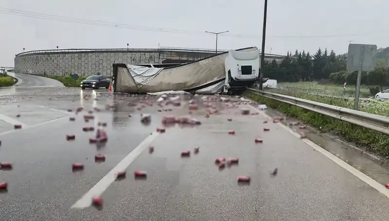 TIR Devrildi: Yolda İçkiler Deniz Gibi Saçıldı!