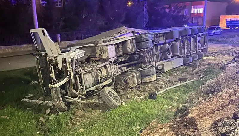TIR Kaza Yaptı: Devrilen Araçta 6 Yaralı
