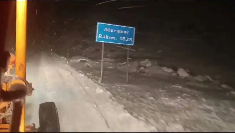 Antalya'da Şaşırtan Kış: Kar Yağışı Şehrin Görünümünü Değiştirdi!