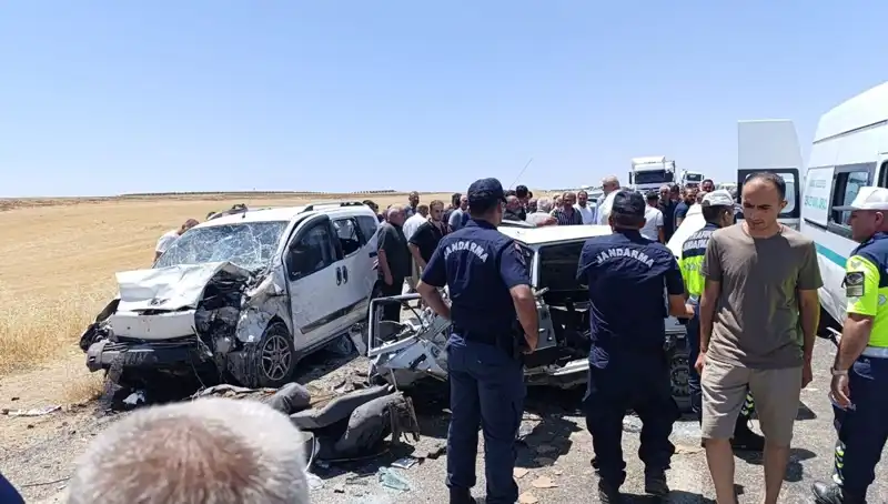 Otomobil ile Hafif Ticari Araç Çarpıştı: Şok Edici Kaza Sonucu 4 Ölü