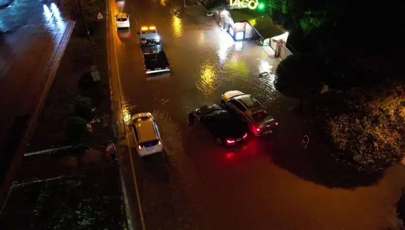Adana’da Şiddetli Sağanak: Cadde ve Yollar Sular İçinde Kaldı
