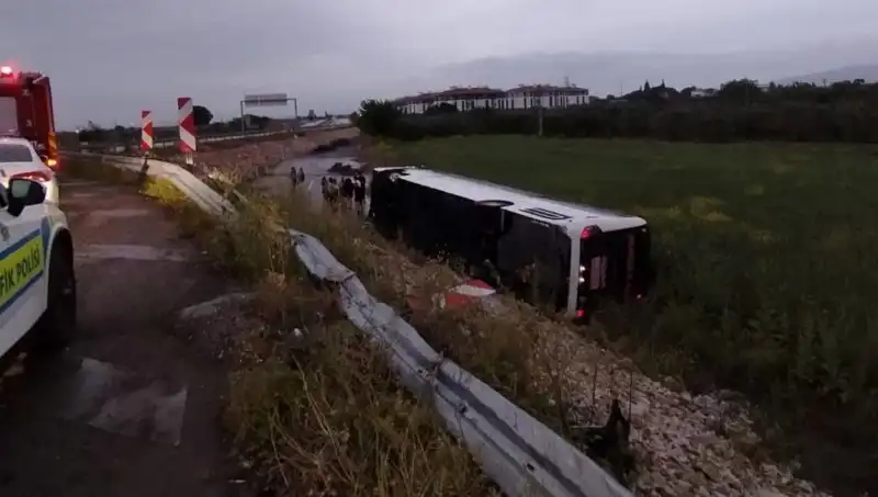 Manisa'da Yolcu Otobüsü Kazası: Çok Sayıda Yaralı ve Kaza Anı Görüntüleri Ortaya Çıktı