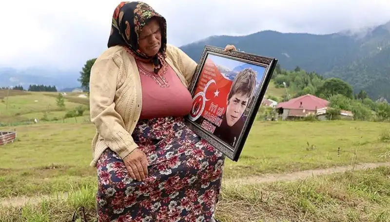 DEM Parti’den Eren Bülbül’ün Annesine Anlamlı Bayram Kutlaması