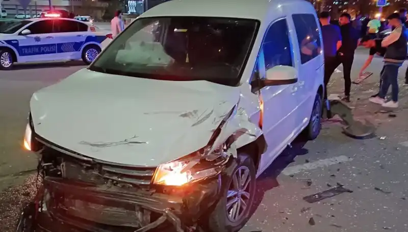 Batman'da Korkutan Kaza: Otomobil ve Hafif Ticari Araç Çarpıştı, 7 Yaralı