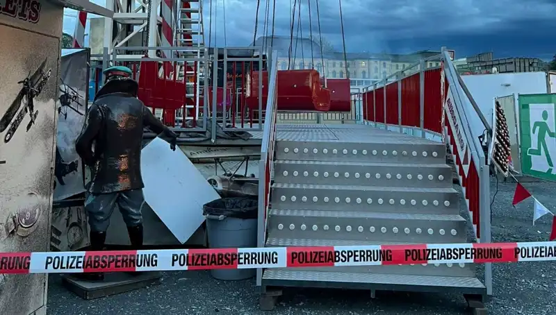 Dönen Salıncağın Merak Uyandıran Kazası: Reklam Direkleriyle Karşılaştı