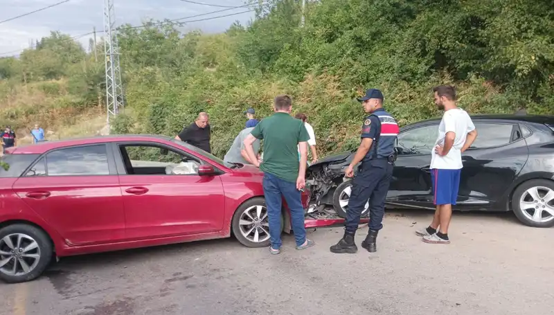 Karamürsel’deki Kaza: Otomobiller Çarpıştı, Dört Kişi Yaralandı