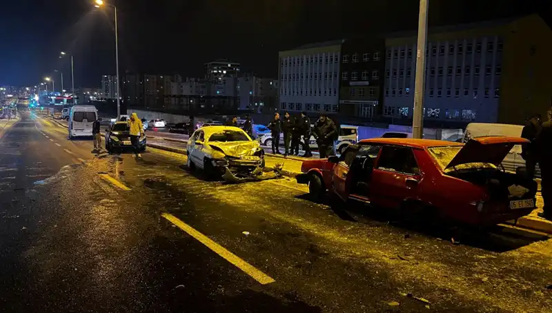 Kayseri'de Trafik Kazası: 11 Araç Birbirine Girdi, Yaralılar Var