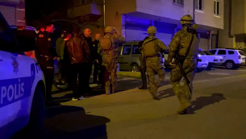 Balkonuna Çıkan Adam, Tüfekle Ateş Açtıktan Sonra Kendini Evde Kilitledi