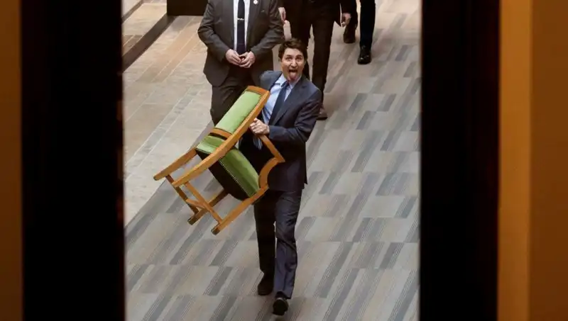 Trudeau'nun Gösterişli Ayrılışı: Sandalyesiyle birlikte gitti!