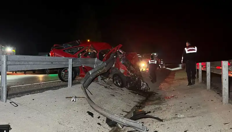 Yoğun Trafikte Bariyerlere Çarpan Otomobil, 2 Can Alma Faciası Yaşattı