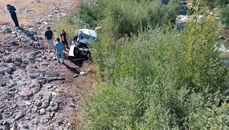 Sivas'ta Otomobil Dere Yatağına Uçtu: İki Can Kaybı Yaşandı