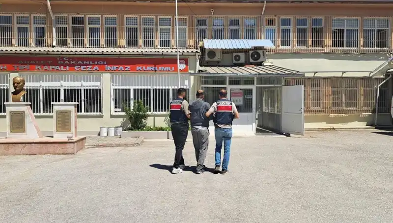Kırmızı Bültenle Aranan Şüpheli Eskişehir’de Polisin İnsafına Yakalandı