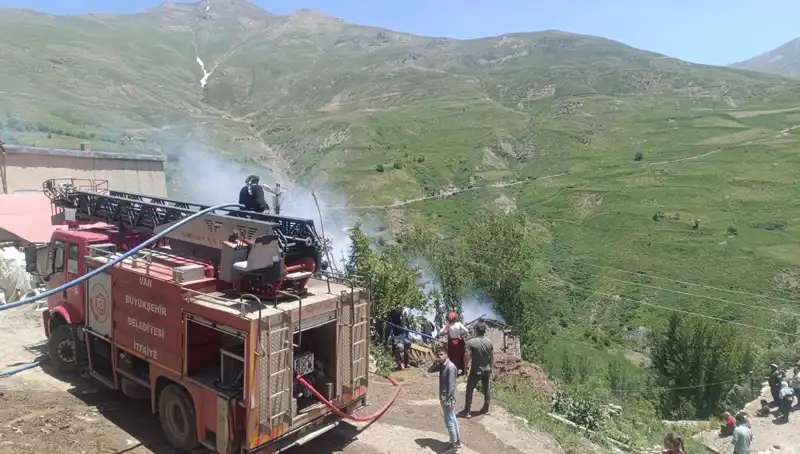 Van'da Ev Yangınında Küçük Çocuğun Hayatını Kaybetmesi: Aileyi Yıkan Facia