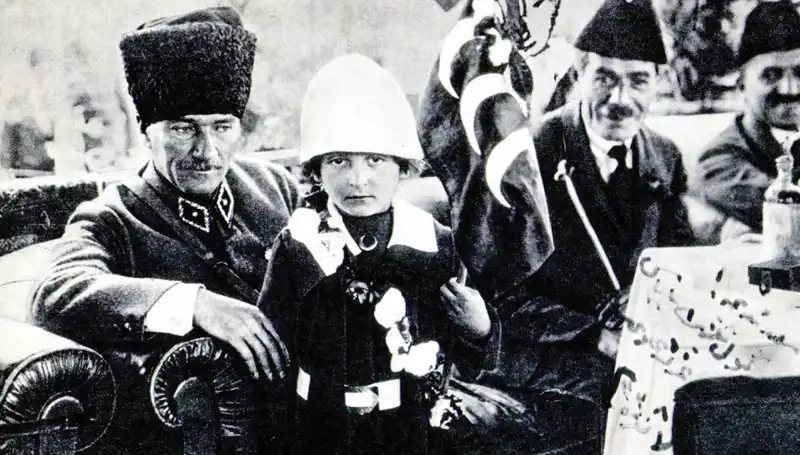 Şapkanın Altındaki Bayram: Unutulmaz Fotoğrafın Gizemi