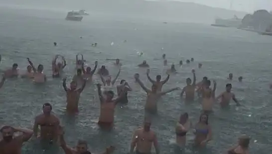 İstanbul Bebek'te Yağmura Rağmen Denize Giren Kalabalık İlgiyi Üzerinde Topladı