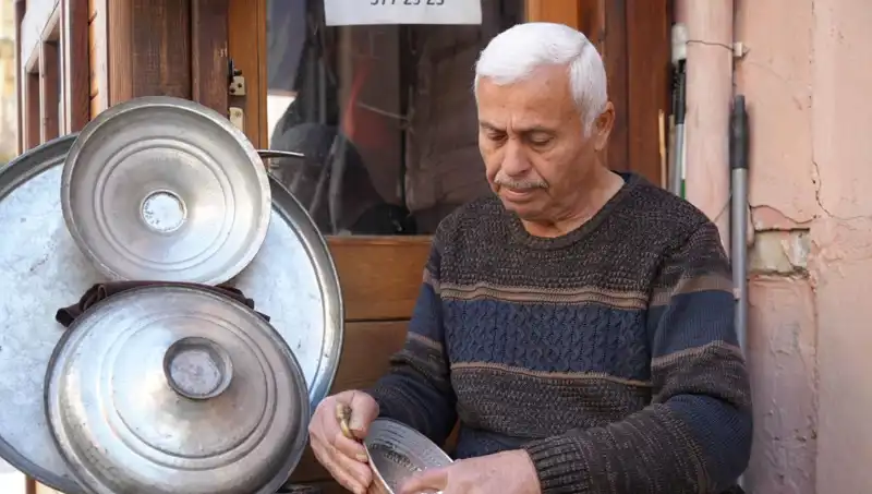 Zamanın Gerisinde Kalan Meslekler: O Günleri Mumla Arıyoruz