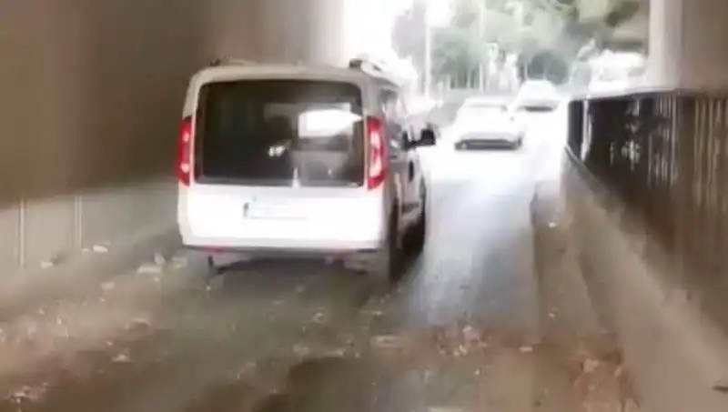 Trafikte Korkunç Anlar: Beton Parçaları Araçların Üzerine Düştü!