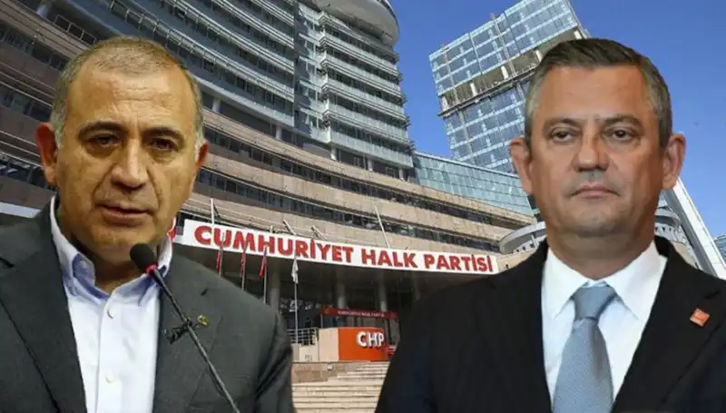 CHP’nin Kuruluş Töreninde Özgür Özel’e Yoğun İlgi