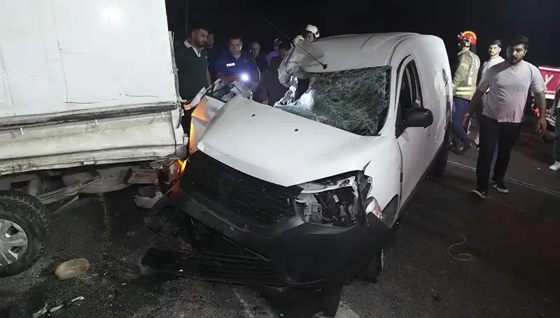 İstanbul'da Trafik Kazası: Üç Yaralı, Olay Yerinde Panik Anları Yaşandı!