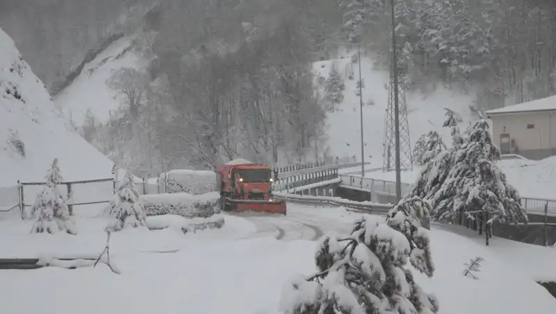 Bolu Dağı'nda Kar Yağışı Başladı: Kış Manzaraları Göz Kamaştırıyor