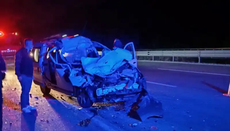 Otoyolda TIR’a Çarpan Araç Hurdaya Döndü: Feci Kaza Ayrıntıları