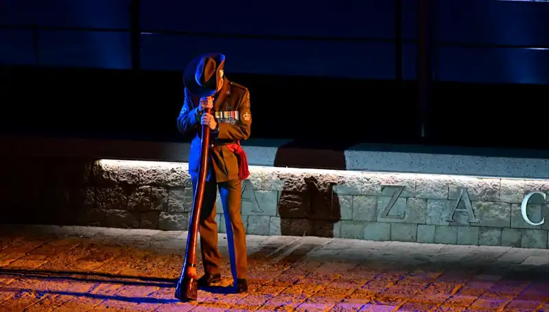 Anzak Koyu'nda Yapılan Şafak Ayini: Anma ve Birlikteliğin Sembolik Anlamı