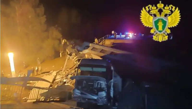 Rusya'da Şok Olay: İki Köprü Çöktü, Yedi Kayıp!