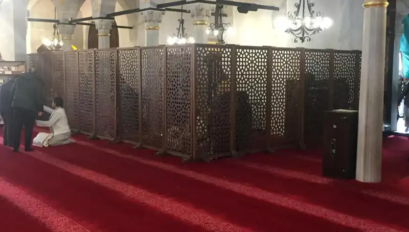 Kadın ve Erkeklerin Beraber Teravih Namazı Kıldığı İddiası İnceleniyor