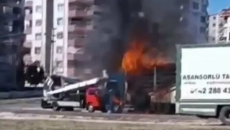 Alev Alev Yanan TIR, Küllerinin Arasında Kalıntı Bıraktı