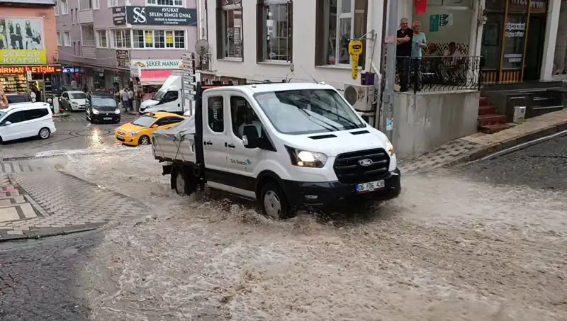 10 Dakikada Gelen Sağanak, Şehirde Su Baskınlarına Neden Oldu